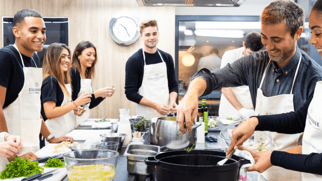 Atelier cuisine dans la cave voûtée